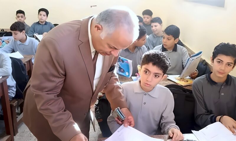 مدير تعليم الدقهلية يتابع انتظام الدراسة بمدرسة ميت مزاح الإعدادية بنين بشرق المنصورة