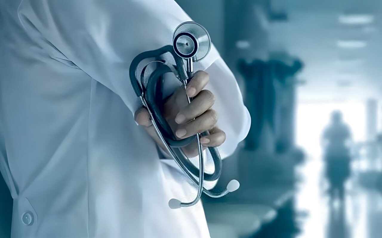 مطالب برلمانية بتدخل تشريعي لضبط معايير تكليف الأطباء