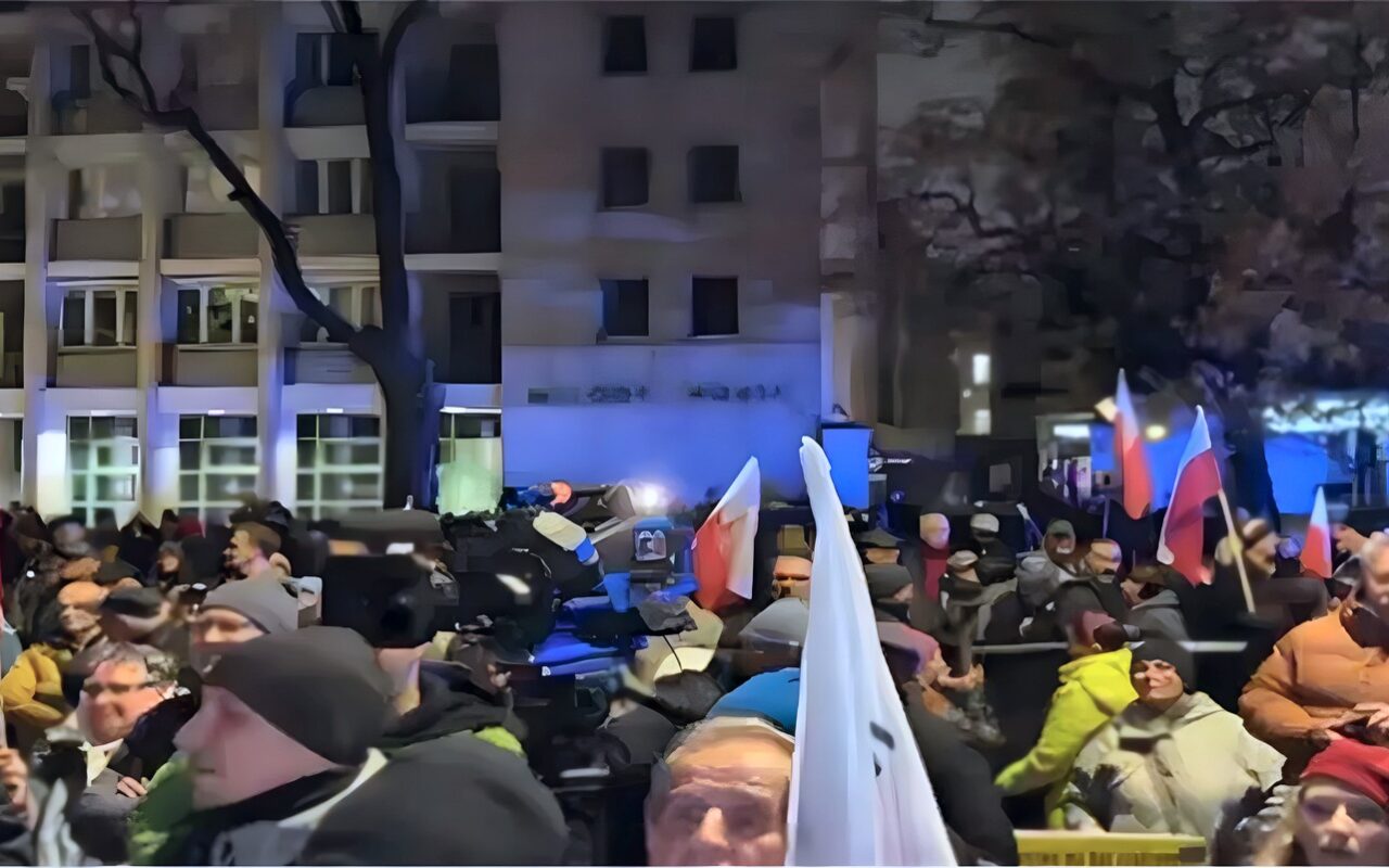 وسط هتافات المحتجين، الرئيس البولندي يصل إلى مقر المحكمة الدستورية في وارسو (فيديو)