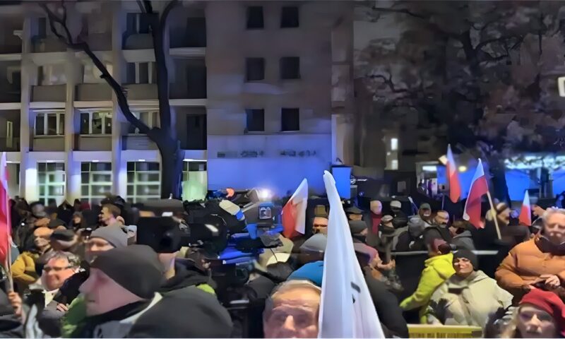 وسط هتافات المحتجين، الرئيس البولندي يصل إلى مقر المحكمة الدستورية في وارسو (فيديو)