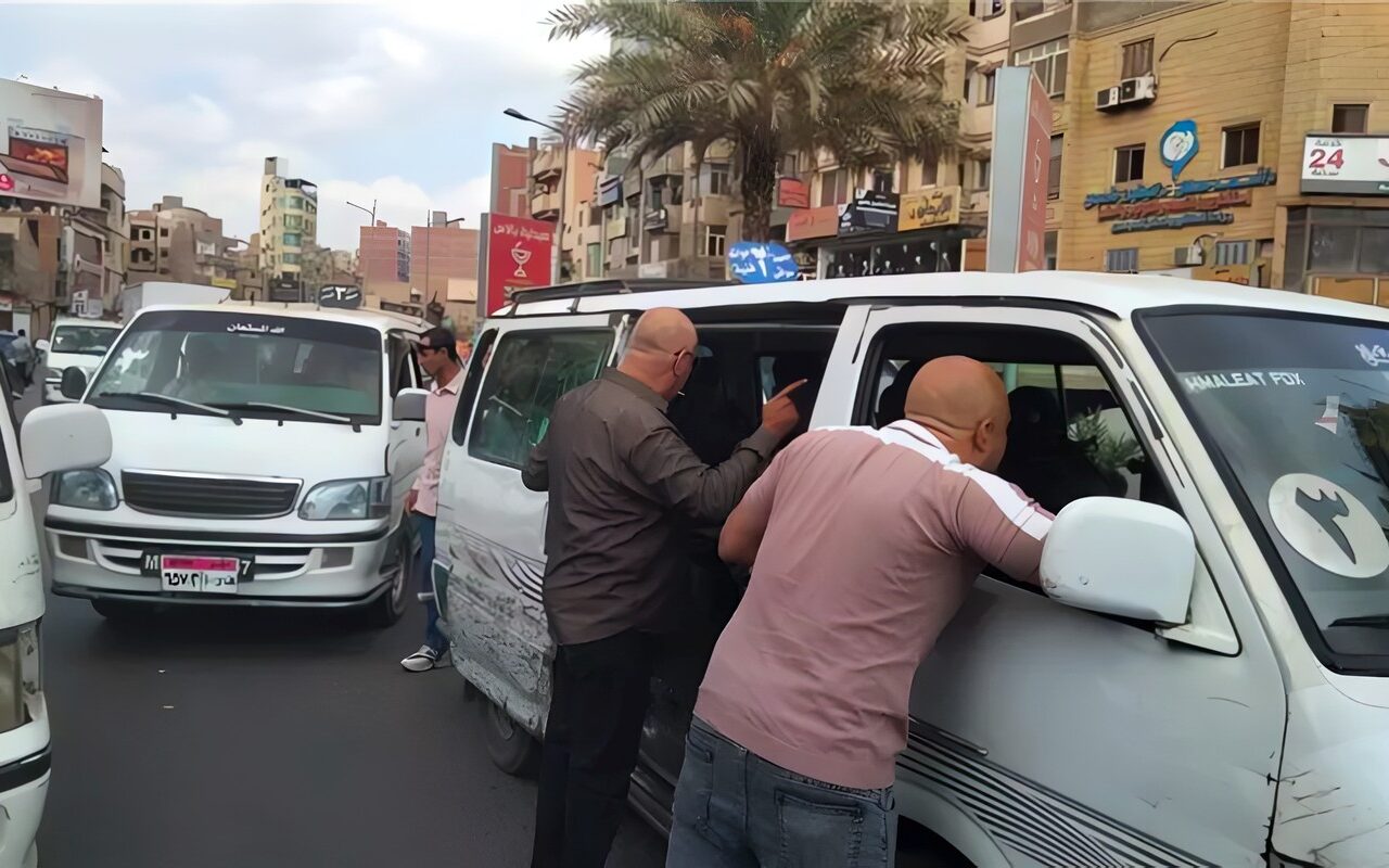 مواقف الفيوم تشن حملة على سيارات النقل الجماعي والتاكسي لمخالفتهم خطوط السير والتعريفة