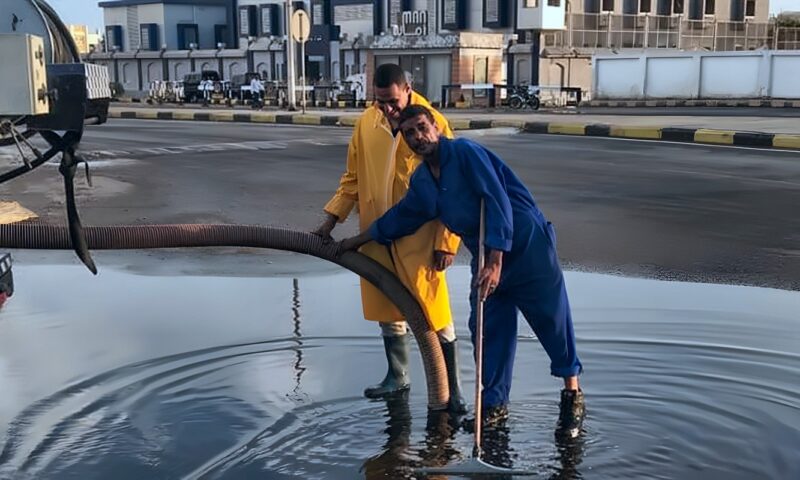مياه البحر الأحمر تواصل سحب مياه الأمطار بالقصير واستمرار حالة الطوارئ