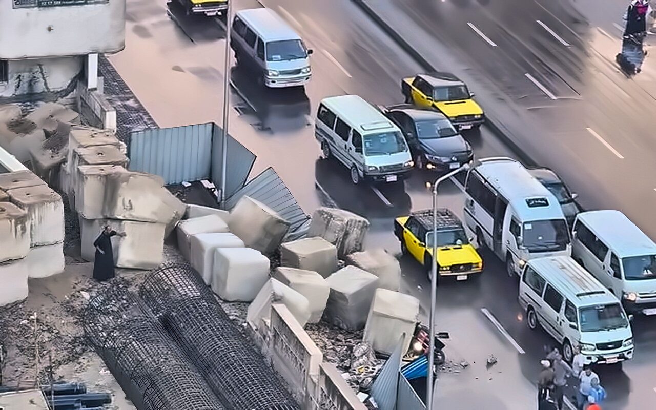 الأمطار تحول شوارع الإسكندرية لبرك مياه وسقوط كتل خرسانية بمشروع تطوير الترام (صور)