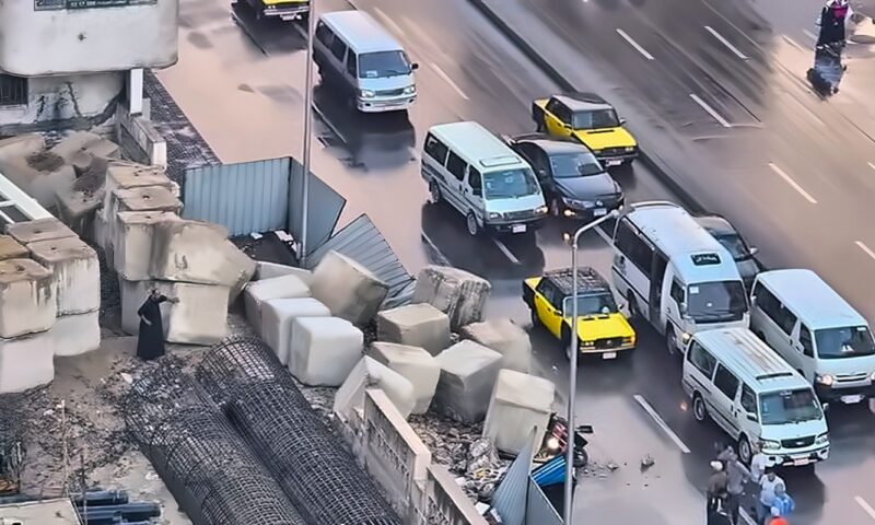 الأمطار تحول شوارع الإسكندرية لبرك مياه وسقوط كتل خرسانية بمشروع تطوير الترام (صور)