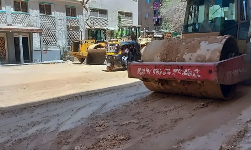 محافظ الجيزة يتابع أعمال تطوير ورصف شارع ناهيا ببولاق الدكرور