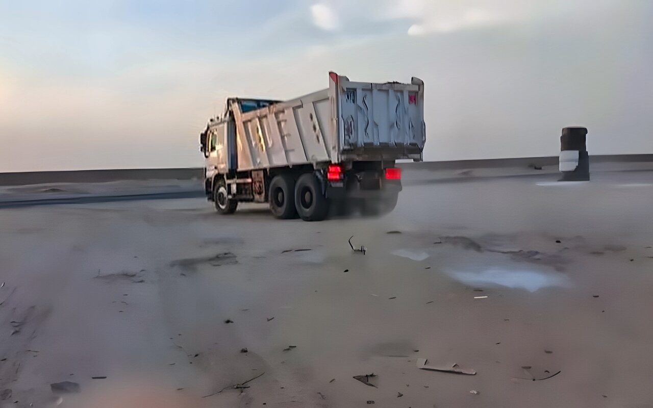 محافظ البحر الأحمر يضبط سيارة تلقي مخلفات ويغرم سائقها 100 ألف جنيه
