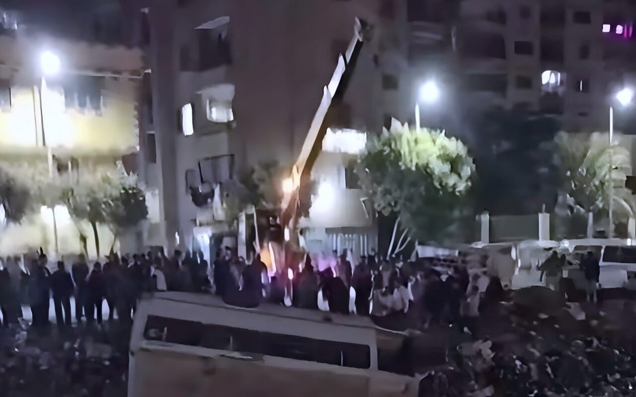 أثناء ركنه، أتوبيس يسقط في ترعة الشرقاوية بشبرا الخيمة