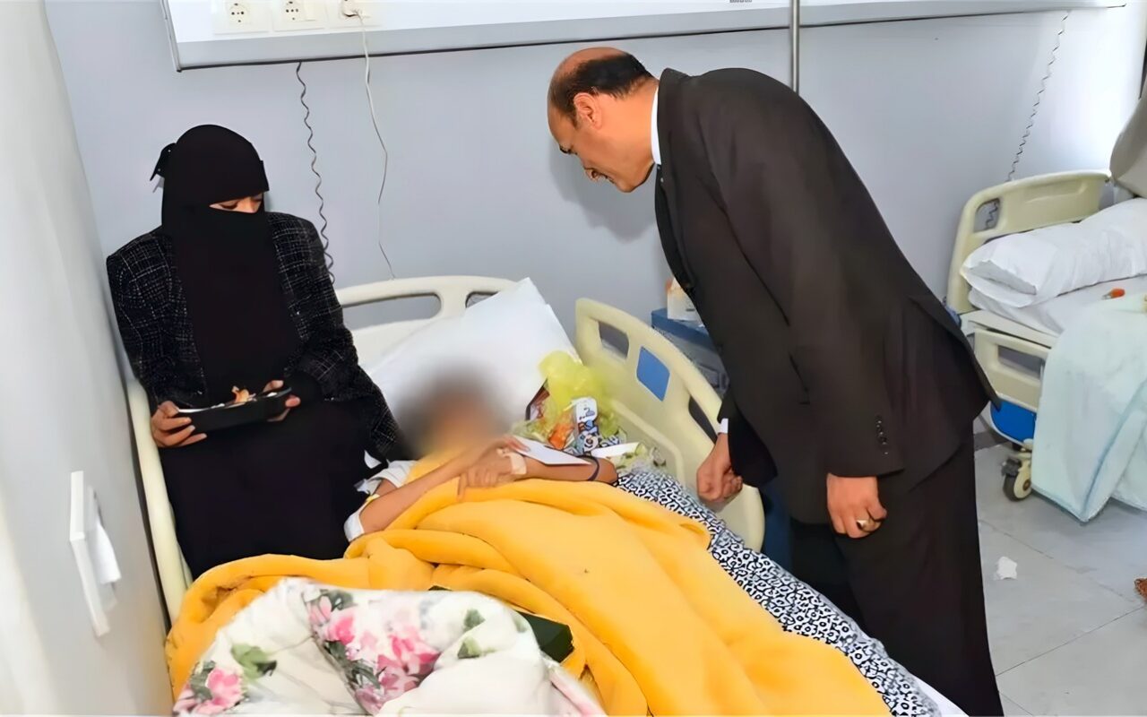 محافظ أسيوط يزور مصابي حادث لاعبي المشروع القومي للموهبة والبطل الأولمبي (صور)