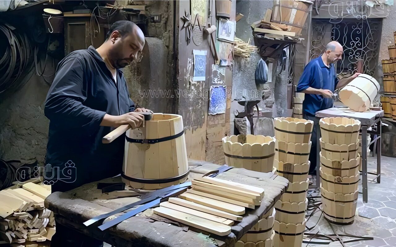 حكاية عم مصطفى وبراميل الخشب في درب فايد.. حرفة ورثها عن 3 أجيال ولا يريد توريثها لأبنائه.. وسعر البرميل يبدأ من 250 جنيهًا (فيديو وصور)
