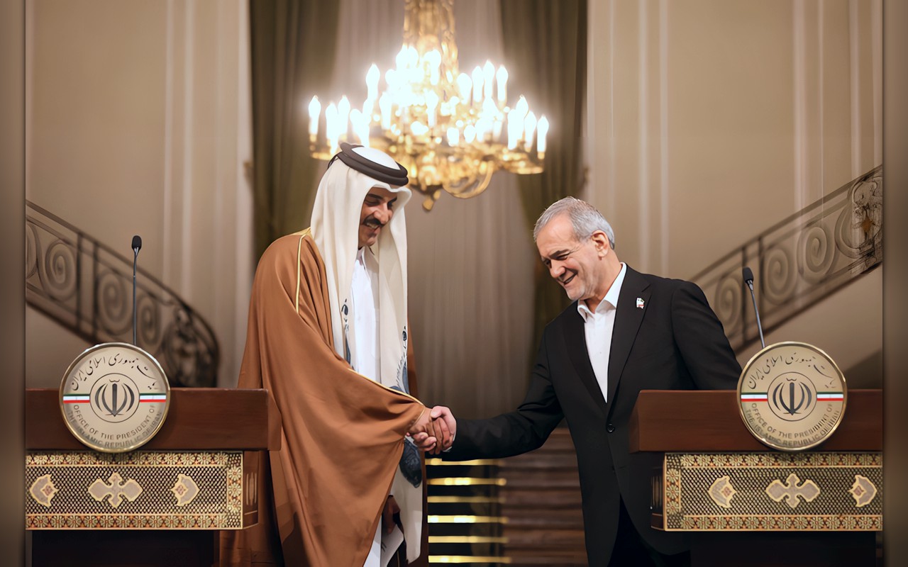أمير قطر يلتقي بالرئيس الإيراني في روسيا