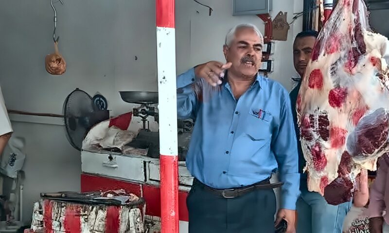 حملة تموينية مكبرة بالعدوة، تفتيش على الجزارين والمحال التجارية بالمنيا