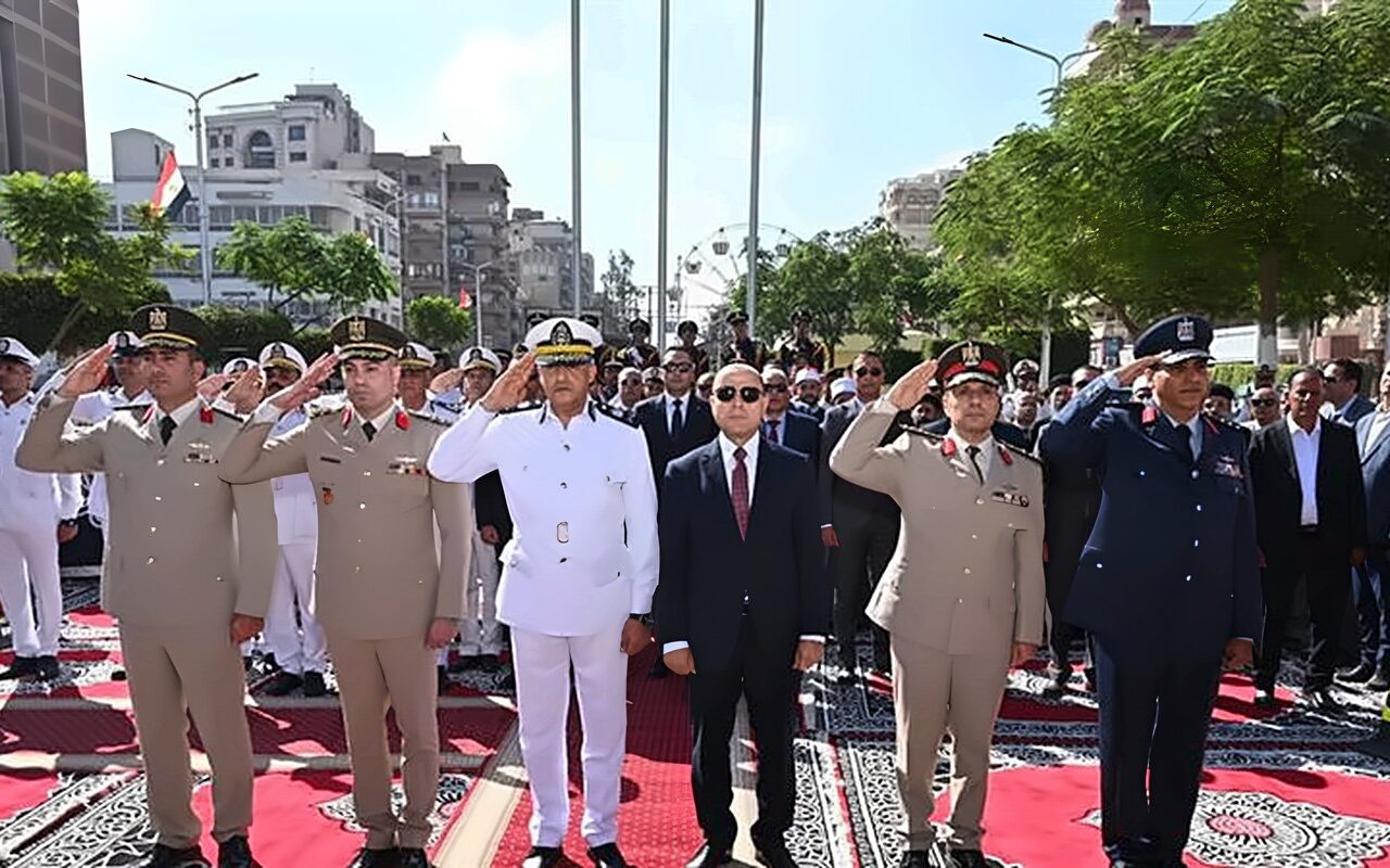 محافظ الغربية يضع إكليل الزهور على النصب التذكاري لشهداء الوطن