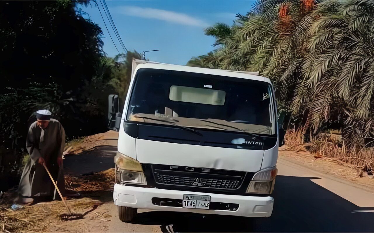 حملات لإزالة القمامة والتراكمات ببوابات الري ومجرى المياه بدير الجنادلة بأسيوط