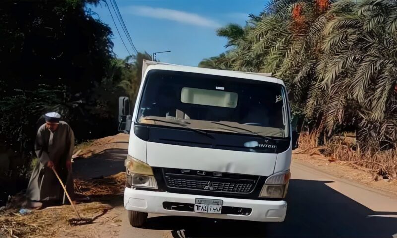 حملات لإزالة القمامة والتراكمات ببوابات الري ومجرى المياه بدير الجنادلة بأسيوط