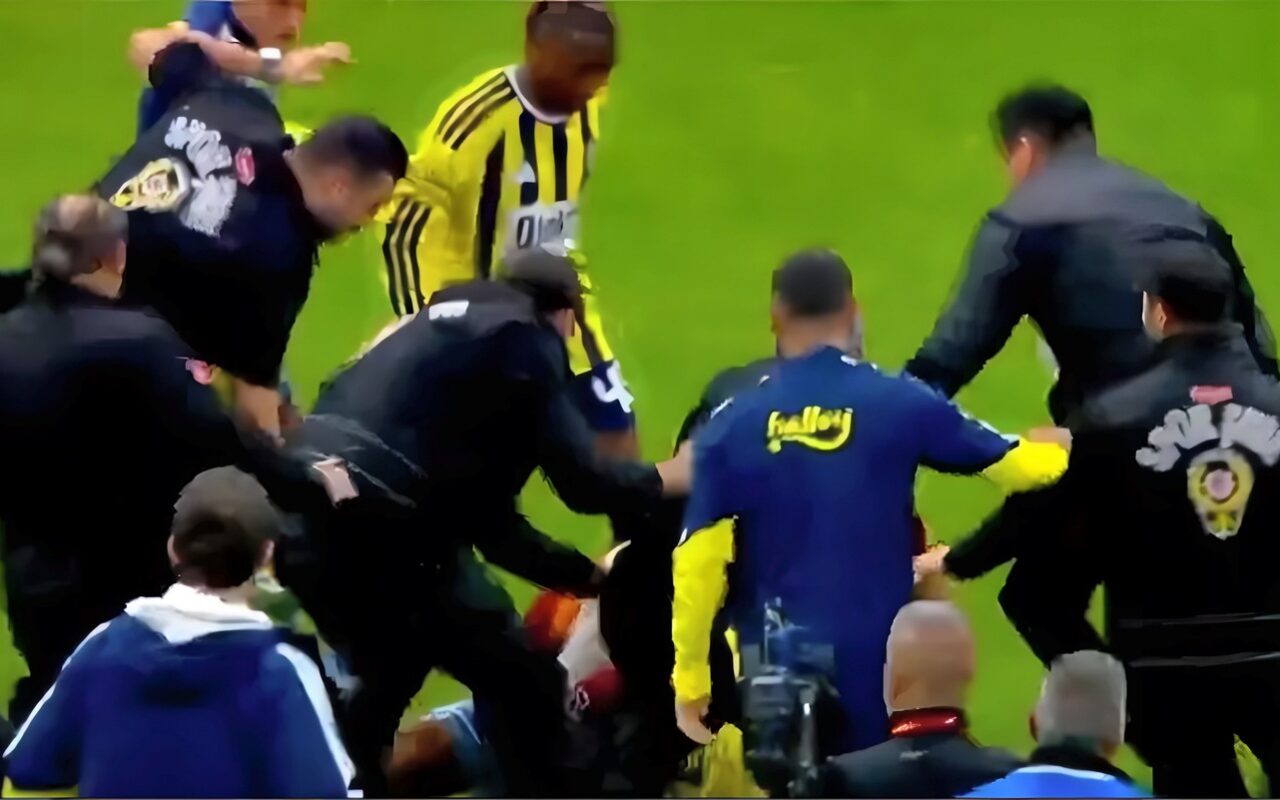 خناقة شوارع بين لاعبي جلطة سراي وفنربخشة بعد نهاية قمة الدوري التركي (فيديو)