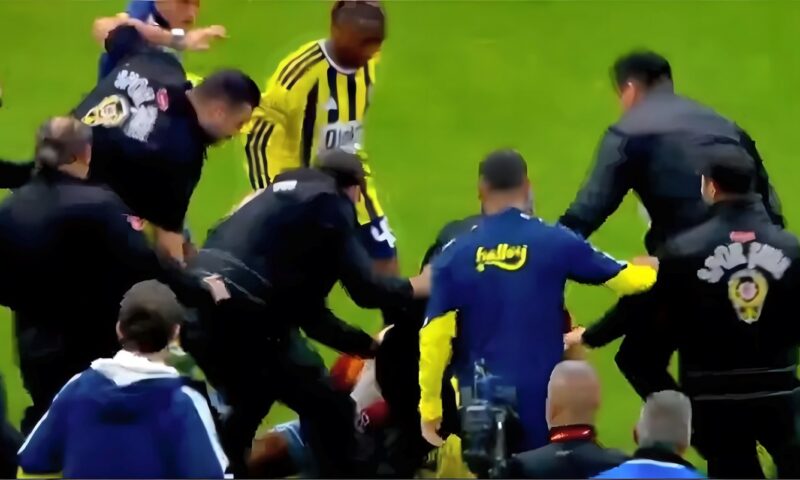 خناقة شوارع بين لاعبي جلطة سراي وفنربخشة بعد نهاية قمة الدوري التركي (فيديو)