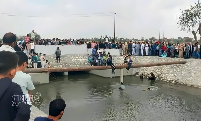 في طريقهم لإخماد حريق.. سيارة إطفاء تسقط في الترعة والأهالي ينقذون طاقمها بالشرقية