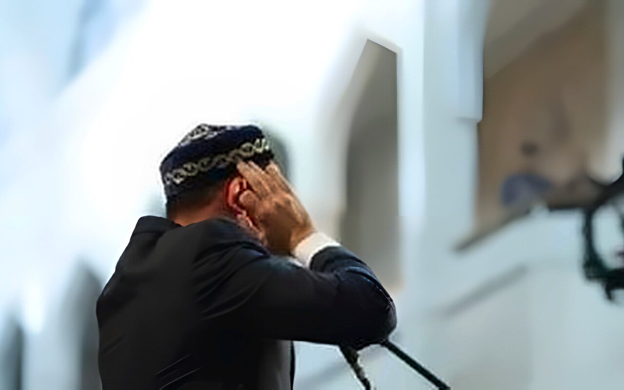 ما حكم الخروج من المسجد بعد سماع الأذان الموحَّد؟ دار الإفتاء تجيب