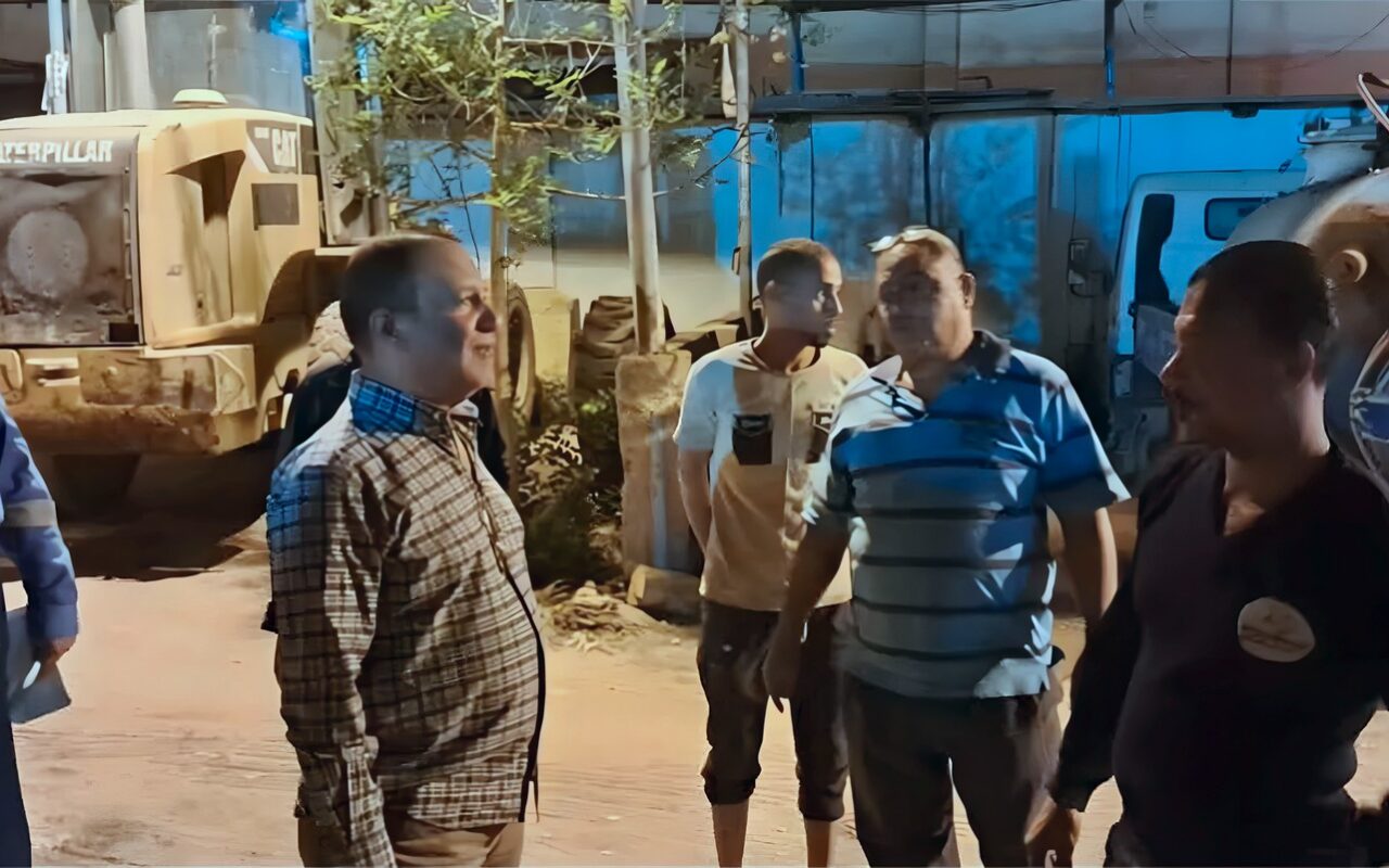 في جولة مفاجئة، رئيس مياه قنا يتابع سير العمل بمحطة رفع صرف صحي مدينة العمال (صور)