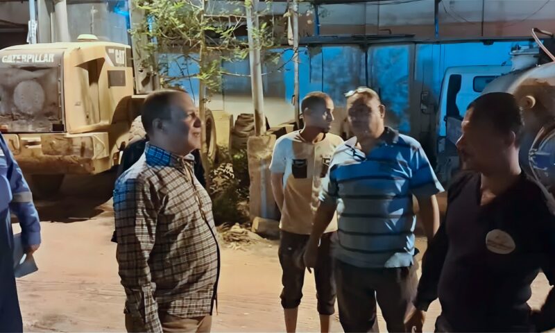 في جولة مفاجئة، رئيس مياه قنا يتابع سير العمل بمحطة رفع صرف صحي مدينة العمال (صور)