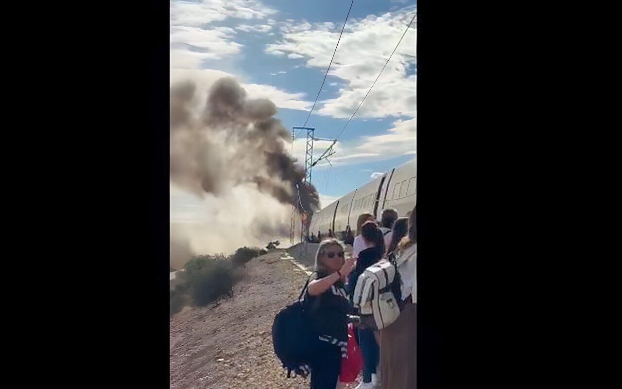 حريق بقطار فائق السرعة يوقف حركة القطارات بين مدريد وبرشلونة