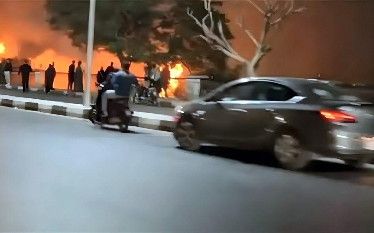 حريق في مخلفات زراعية بالقرب من شركة الكهرباء بكورنيش المعادي