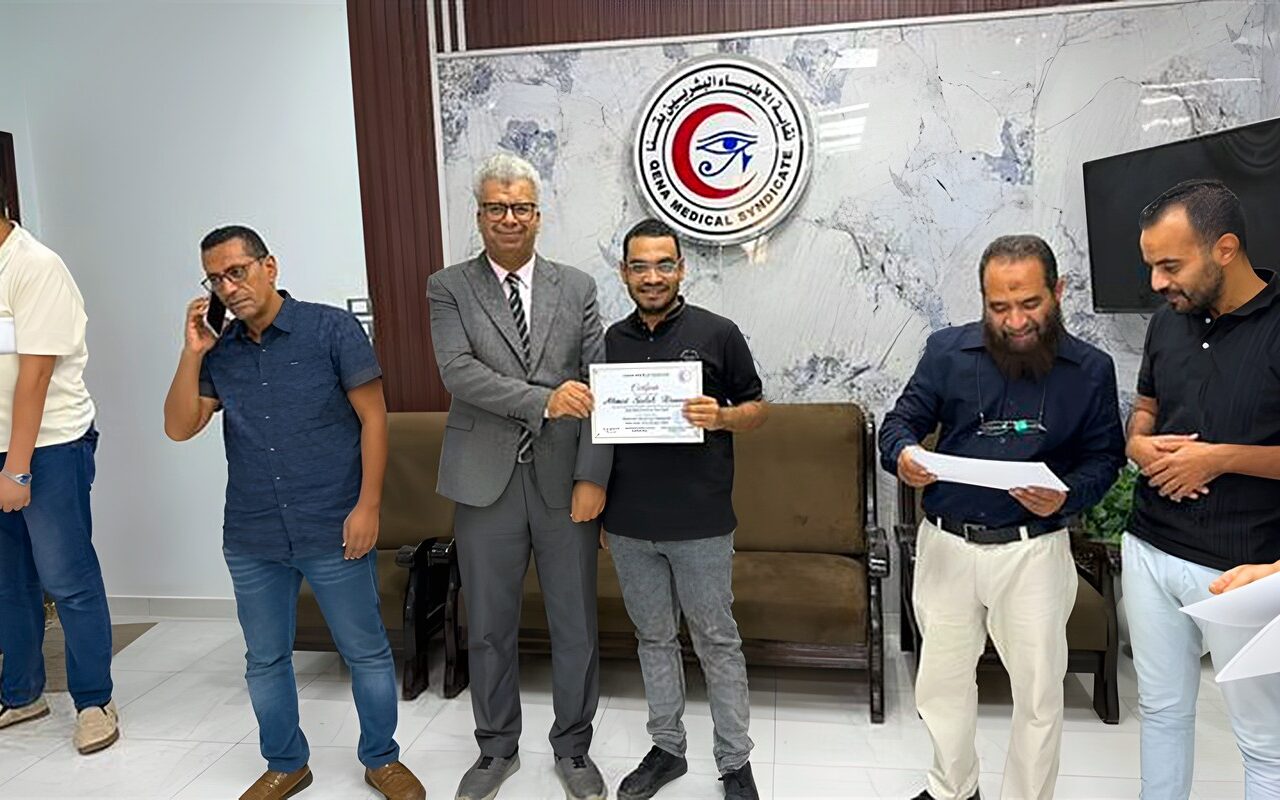 رابطة أطباء الباطنة بقتا تختتم دورة سونار العناية المركزة وتسلم الشهادات للمتدربين(صور)