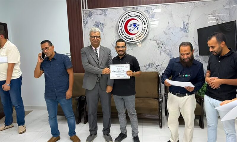 رابطة أطباء الباطنة بقتا تختتم دورة سونار العناية المركزة وتسلم الشهادات للمتدربين(صور)