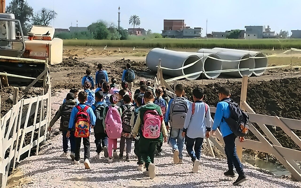 بعد صور الطلاب فوق الماسورة.. “الري” تتحرك لإنقاذ تلاميذ عزبة مطاوع عيسى
