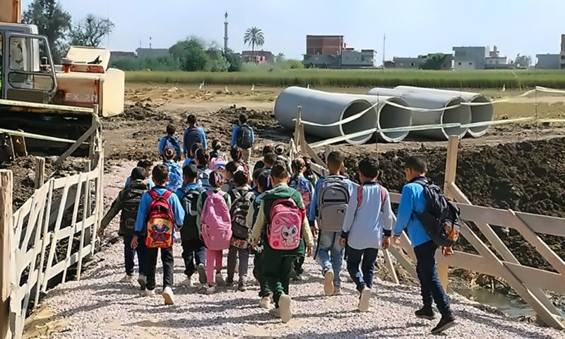 بعد صور الطلاب فوق الماسورة.. “الري” تتحرك لإنقاذ تلاميذ عزبة مطاوع عيسى