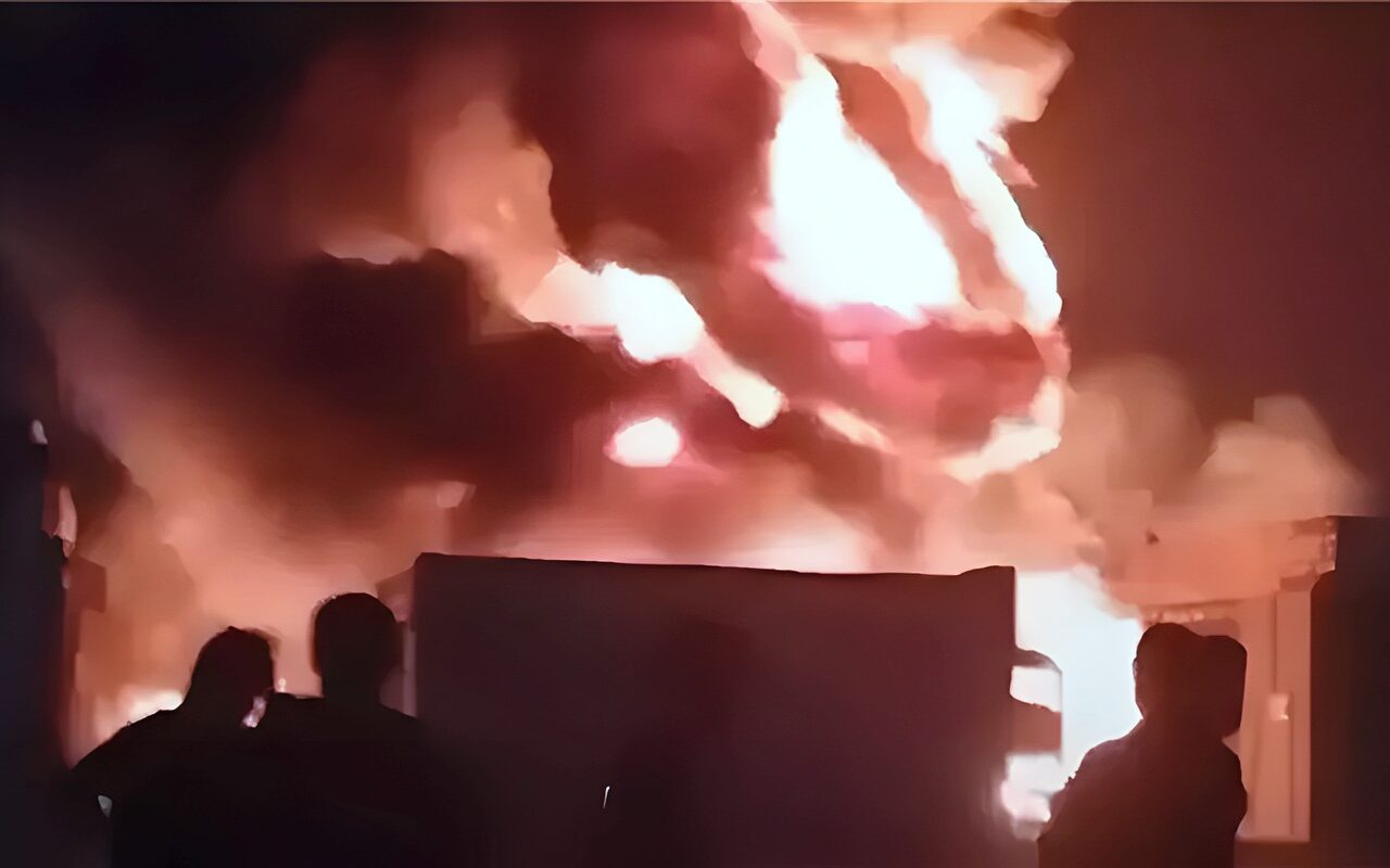 إخماد حريق داخل منزل في قرية قصر الصياد بقنا