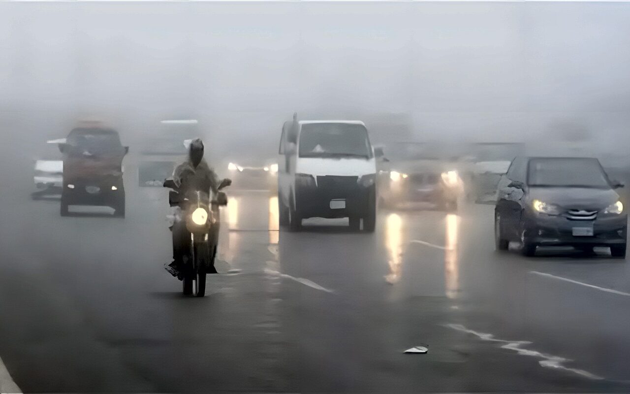 6 نصائح مهمة لقائدي السيارات للتعامل الآمن مع الشبورة المائية وتجنب الحوادث