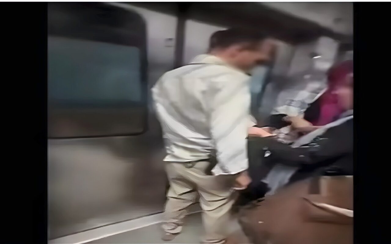 أخبار الحوادث اليوم: تأجيل محاكمة المتهمين بواقعة العمى الجماعي.. الداخلية تنهي خدمة فردي شرطة لمخالفتهما مقتضيات الواجب الوظيفي.. ونجل برلماني في قبضة الأمن بتهمة “العاهة المستديمة”