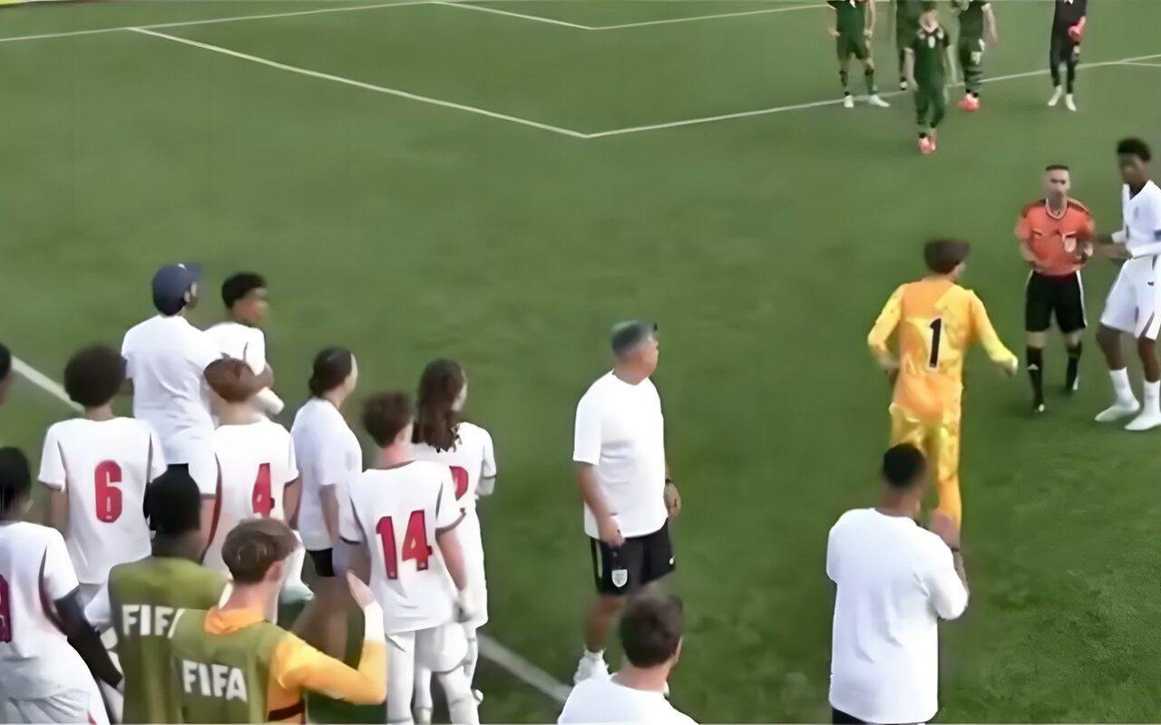 منتخب إنجلترا يغادر أرض الملعب إثر تعرضه لإساءات عنصرية في مونديال الناشئين (فيديو)