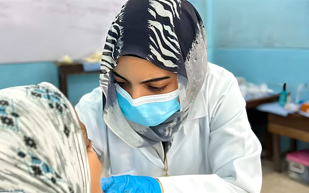 قافلة طبية لجامعة الإسكندرية توقع الكشف على 920 حالة بقرية عبد القادر بالعامرية