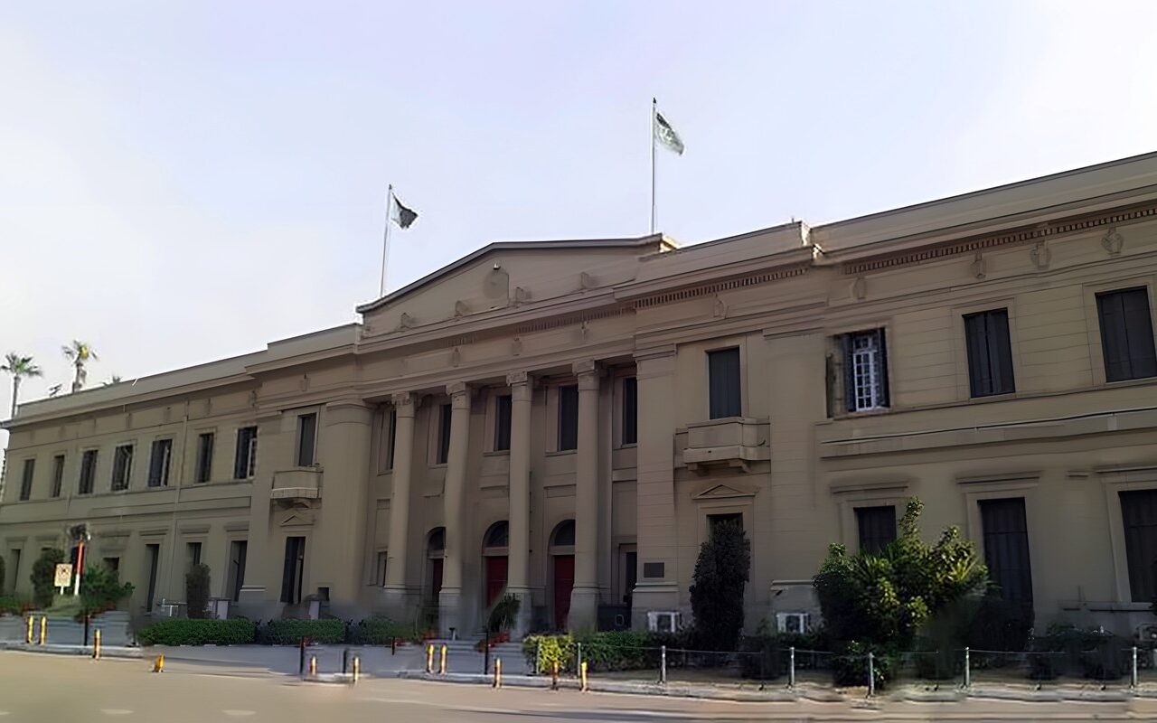 بعد فصله عامين، الكاميرات تكشف تفاصيل خناقة طالب حقوق القاهرة مع وكيل الكلية