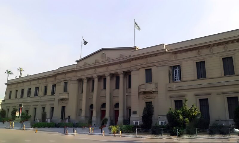 بعد فصله عامين، الكاميرات تكشف تفاصيل خناقة طالب حقوق القاهرة مع وكيل الكلية