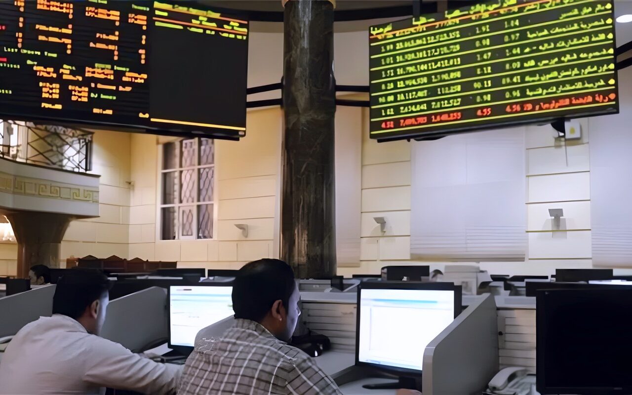 تباين أداء مؤشرات البورصة بمستهل تعاملات اليوم
