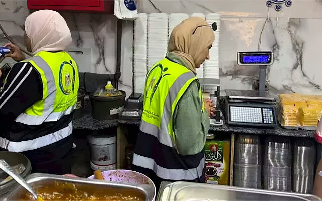 بعد شكوى وجود حشرة في وجبة مريض، سلامة الغذاء تتحرك بمستشفى الهلال بسوهاج