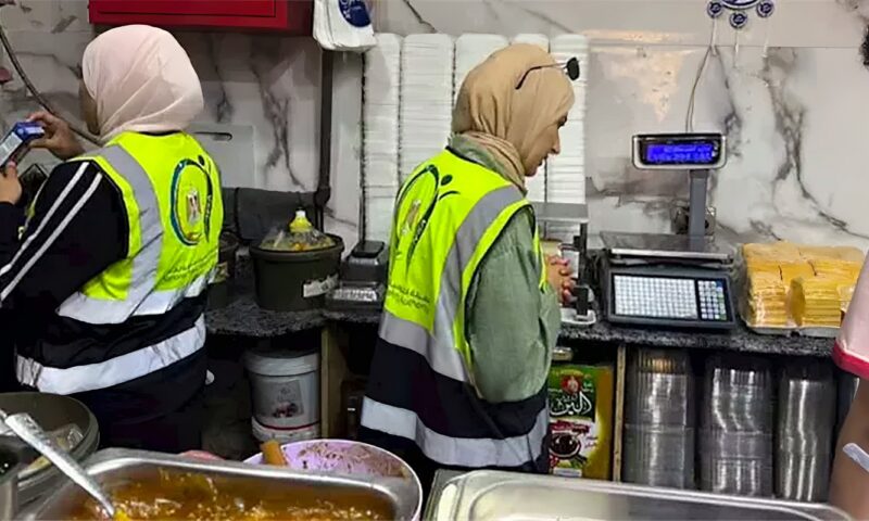 بعد شكوى وجود حشرة في وجبة مريض، سلامة الغذاء تتحرك بمستشفى الهلال بسوهاج