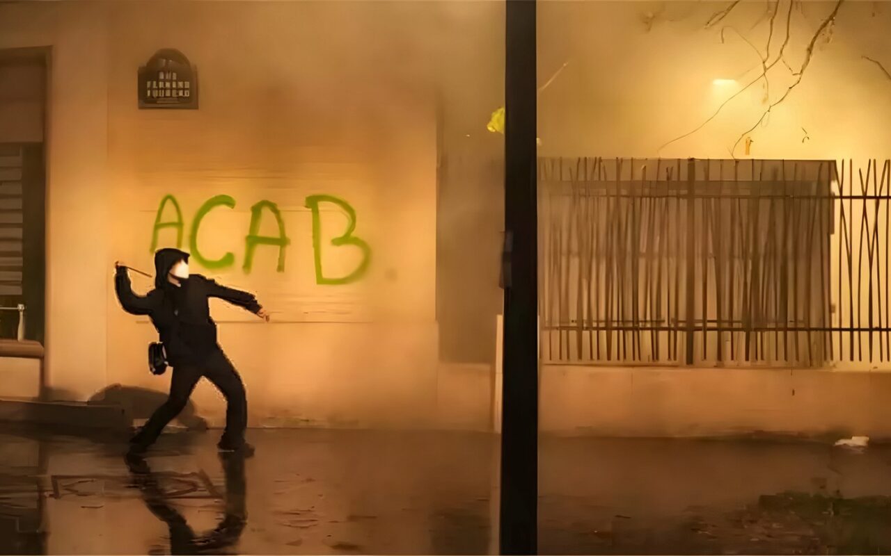 ماكرون يواجه اتهامات بتقويض حق التظاهر عبر “قانون التخريب”
