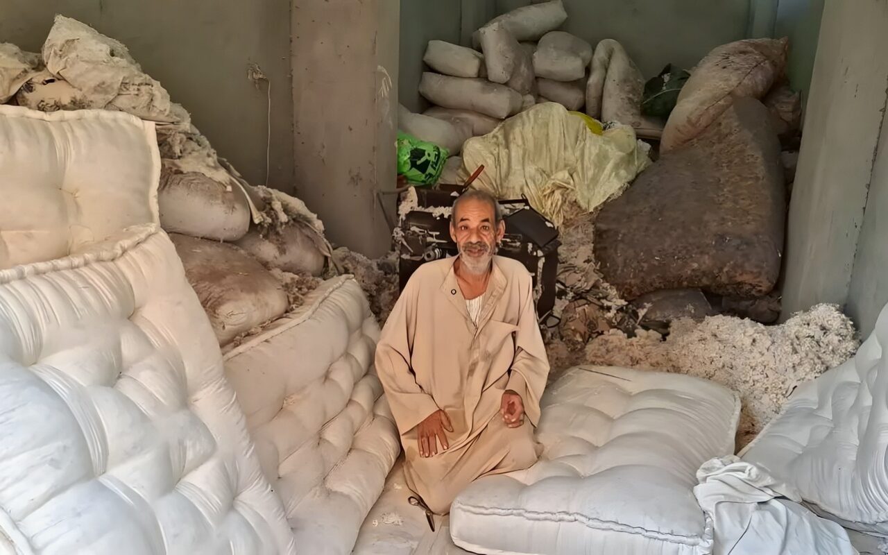 هشتغل لآخر يوم في عمري وما أمدش إيدي لحد، حكاية 55 سنة لـ عم صبحي في مهنة التنجيد بالقليوبية (فيديو)