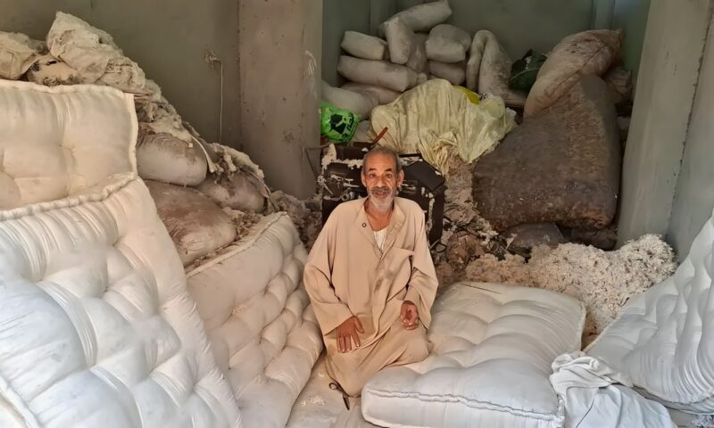 هشتغل لآخر يوم في عمري وما أمدش إيدي لحد، حكاية 55 سنة لـ عم صبحي في مهنة التنجيد بالقليوبية (فيديو)