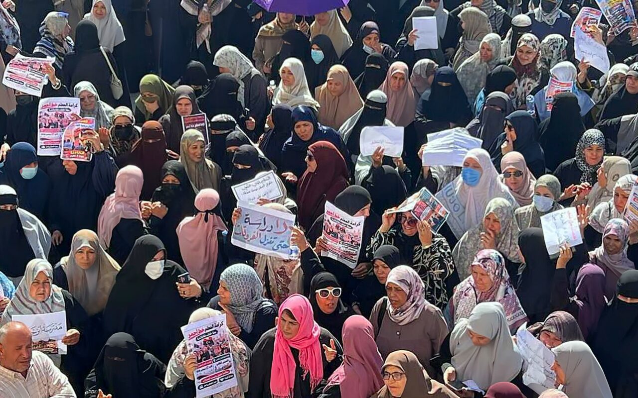 للشهر الثاني.. خلافات بين الحكومة والمعلمين حول الرواتب تعطل الدراسة في ليبيا