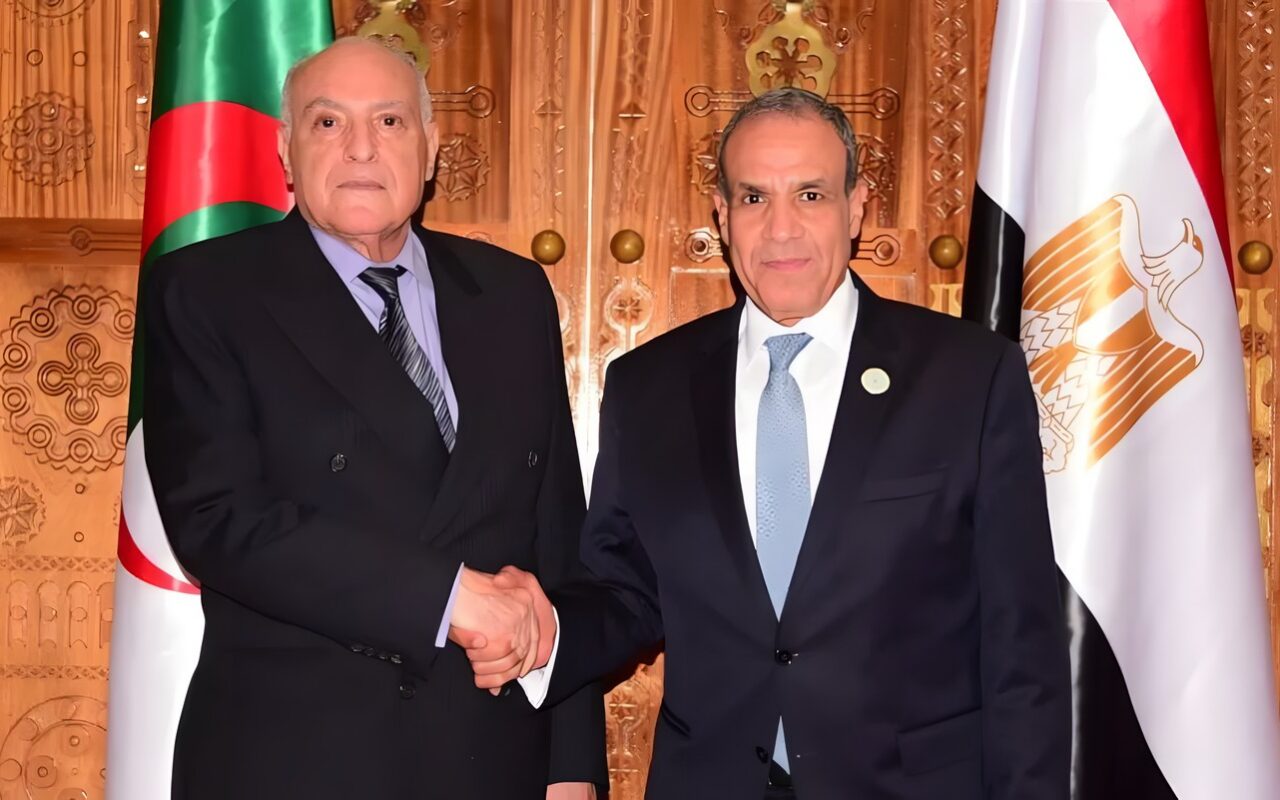 وزير الخارجية يبحث مع نظيره الجزائري دفع التعاون الثنائي والتنسيق إزاء القضايا الإقليمية