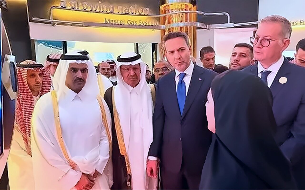 وزير الطاقة السعودي ووزيرا البترول والكهرباء يتفقدون جناح قطاع البترول المصري