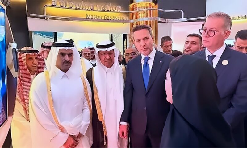 وزير الطاقة السعودي ووزيرا البترول والكهرباء يتفقدون جناح قطاع البترول المصري