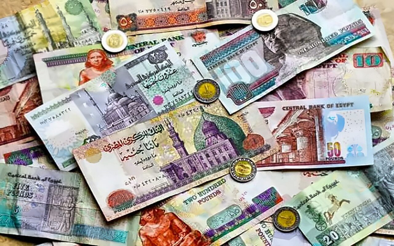مخالفة يعاقب عليها القانون.. احذر الكتابة على العملات أو إتلافها