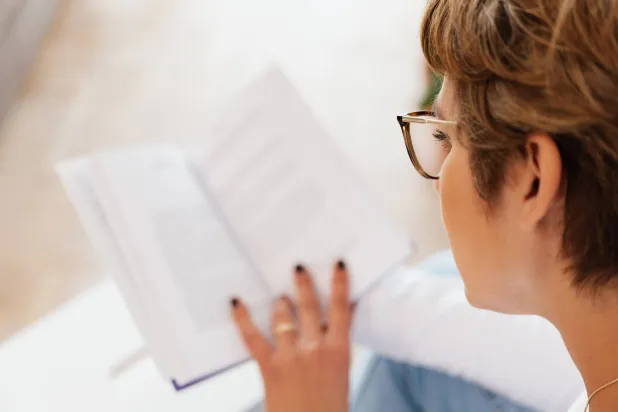 بعد سن الأربعين… 7 علامات تكشف عن حاجتك إلى نظارات القراءة