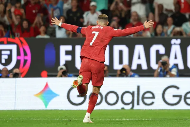 لياو يرتدي قميص رونالدو رقم 7 أمام الدنمارك